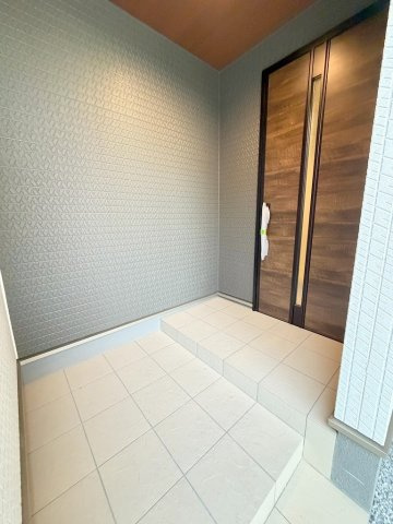 三郷市戸ケ崎1丁目　新築戸建　全1棟の玄関|玄関前は雨にも濡れないのでベビーカー等ちょっとした物も置いとけます