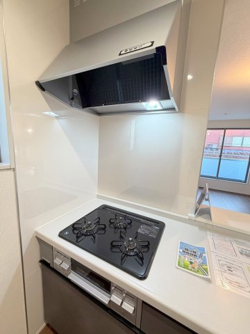 三郷市戸ケ崎1丁目　新築戸建　全1棟のキッチン|3口ガスコンログリル付きシステムキッチンです