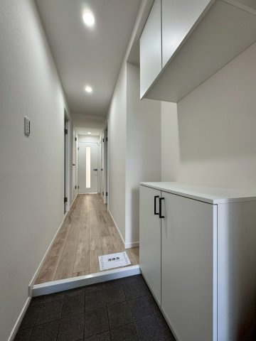 ローズハイツ香里園 三号棟の玄関|シューズボックス付きで玄関もすっきり片付きます！