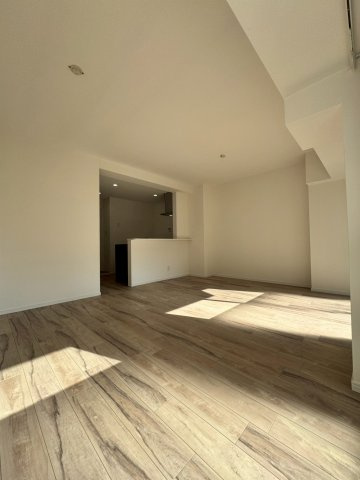 ローズハイツ香里園 三号棟の居間・リビング|約16.3帖の開放的なリビングです！
南向きバルコニーで明るい日差しが差し込みます。