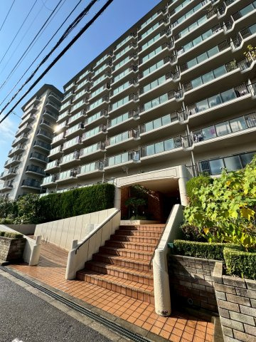 ローズハイツ香里園 三号棟の外観|1階部分につき専用庭付きです。