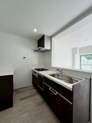 ローズハイツ香里園 三号棟のキッチン|食洗器付きで後片付けもらくらく！広々キッチンでお料理もはかどります。
キッチン後ろには可動棚付きです！