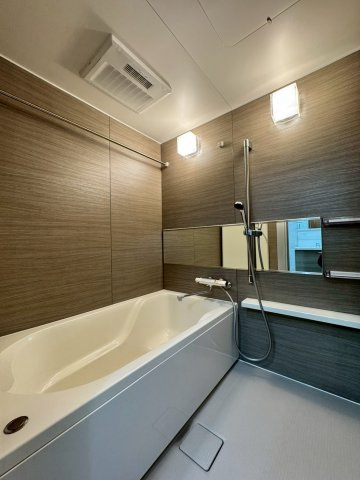 ローズハイツ香里園 三号棟の浴室|ゆったり足を延ばしてくつろげる広さのある浴室です。
ワイドな鏡で広さを感じさせてくれます。