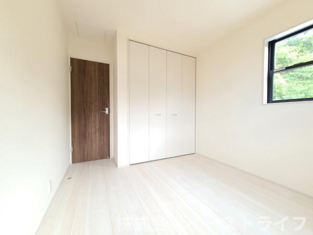 【新築戸建】　いわき市小名浜下神白第4　全2棟　長期優良住宅の洋室|同社施工写真　窓から日が差し込む明るい洋室。シンプルな造りなので配置するインテリア次第でお好きなお部屋の雰囲気に変えられます。