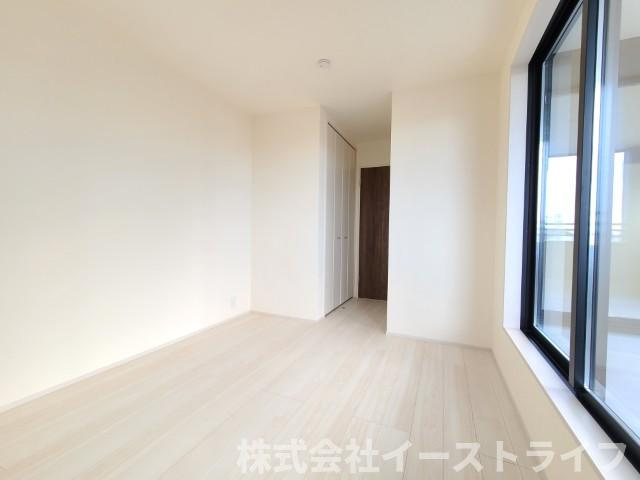 【新築戸建】　いわき市小名浜下神白第4　全2棟　長期優良住宅の子供部屋|同社施工写真　家具などのインテリアともマッチしておしゃれ感が出しやすく、身の回りの整理がしやすいのも魅力な洋室です。