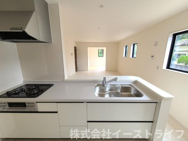 【新築戸建】　いわき市小名浜下神白第4　全2棟　長期優良住宅のキッチン|同社施工写真　対面キッチンを選ぶ方の多くが、家族とのコミュニケーションを重視して選ばれます。特に小さなお子さんを持つご家庭では、調理中もお子さんの様子をみられるということは大きな安心に繋がります！