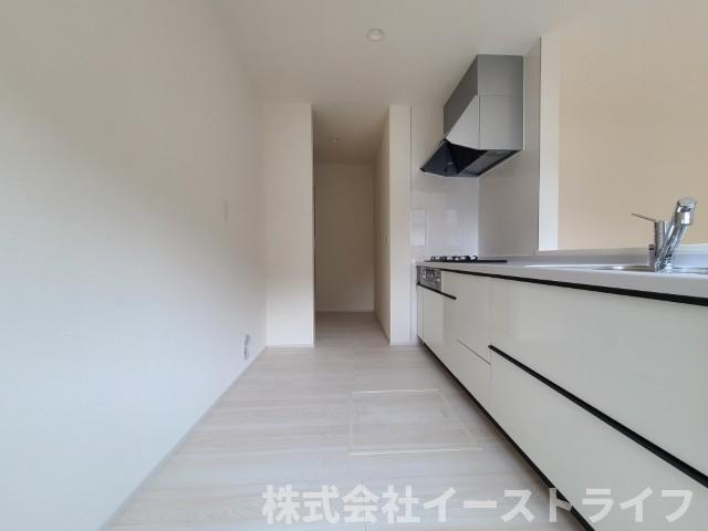 【新築戸建】　いわき市小名浜下神白第4　全2棟　長期優良住宅のキッチン|同社施工写真　キッチン奥にパントリーを兼ね備えた使い勝手の良いシステムキッチンです