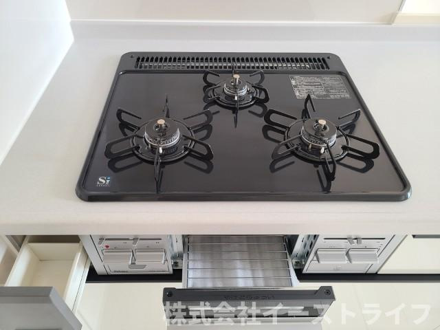 【新築戸建】　いわき市小名浜下神白第4　全2棟　長期優良住宅のキッチン|同社施工写真　3口コンロ、魚焼きグリル、調味料収納ケースが付いています