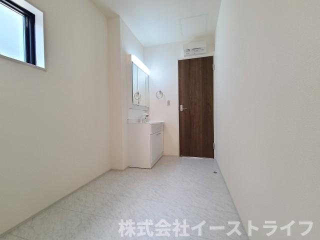【新築戸建】　いわき市小名浜下神白第4　全2棟　長期優良住宅の脱衣所|同社施工写真　広い洗面室が魅力の物件です。独立洗面台も完備されていて使いやすさ◎