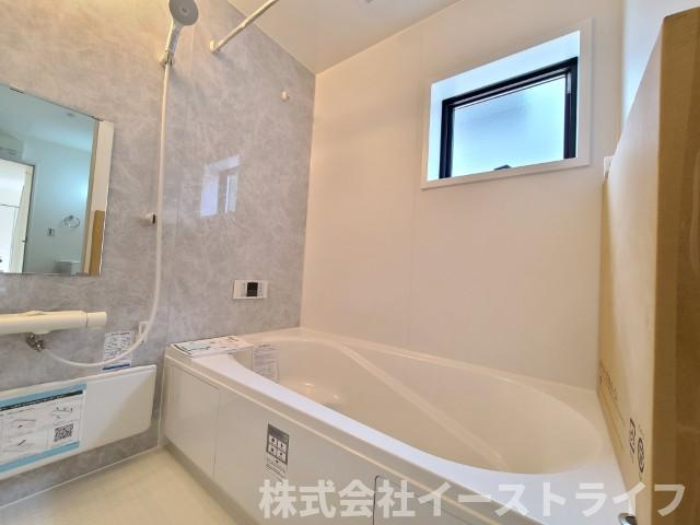 【新築戸建】　いわき市小名浜下神白第4　全2棟　長期優良住宅の浴室|同社施工写真　１坪サイズのバスルーム。浴室換気乾燥機を標準装備。乾きやすい床やお手入れのしやすい排水口など、いつも清潔にご使用いただけます。