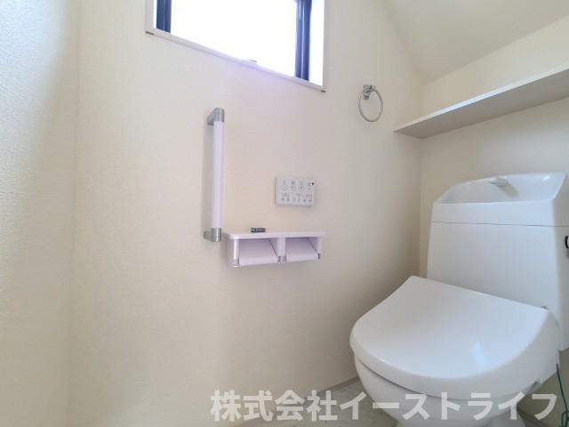【新築戸建】　いわき市小名浜下神白第4　全2棟　長期優良住宅のトイレ|同社施工写真　白を基調とした、シンプルながらも落ち着くデザインです。洗浄機付き温水便座で機能性もばっちりです！