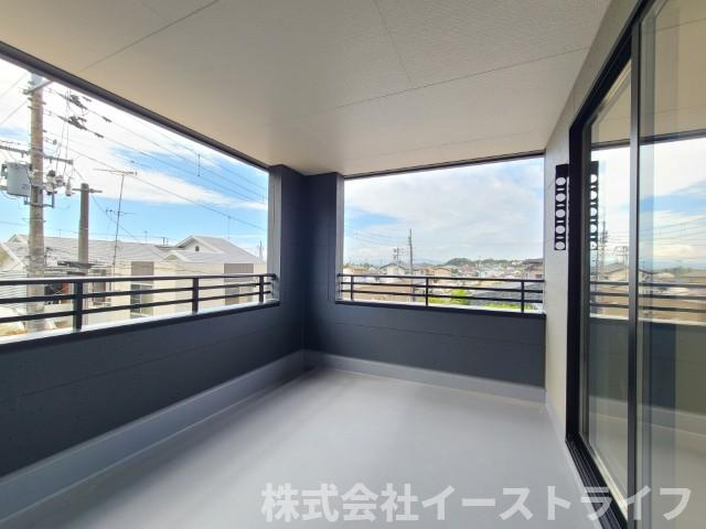 【新築戸建】　いわき市小名浜下神白第4　全2棟　長期優良住宅のバルコニー|同社施工写真　屋根があるので、雨で洗濯物を干せない…ということもありません。天気が良い日だと紫外線が気になるという方も、直射日光を避けることができます。天気に左右されずに済むのが人気です