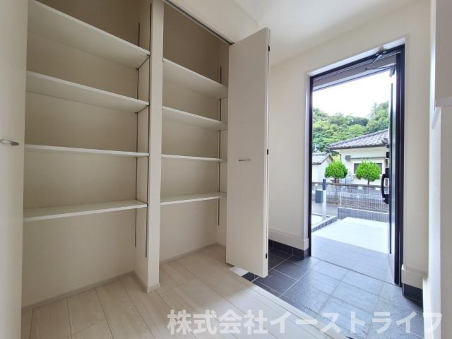 【新築戸建】　いわき市小名浜下神白第4　全2棟　長期優良住宅の収納|同社施工写真　きれいで明るい玄関には、収納たっぷりのシューズクローゼットがついています。