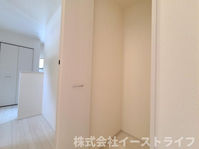 【新築戸建】　いわき市小名浜下神白第4　全2棟　長期優良住宅の収納|同社施工写真　1階ホールにも収納があるので、ストック品や掃除用具なども収納でき、大変便利です。