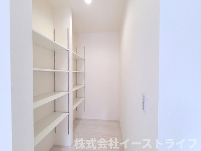 【新築戸建】　いわき市小名浜下神白第4　全2棟　長期優良住宅の収納|同社施工写真　キッチン隣のパントリーはストック品や防災用品などを収納でき、大変便利です。
