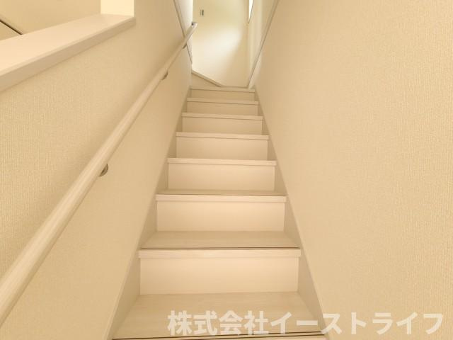 【新築戸建】　いわき市小名浜下神白第4　全2棟　長期優良住宅の内装|同社施工写真　階段には手すりがついています。