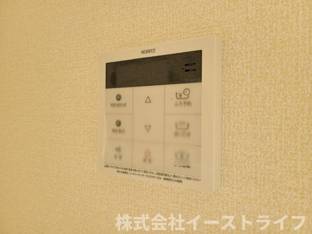 【新築戸建】　いわき市小名浜下神白第4　全2棟　長期優良住宅の発電・温水設備|同社施工写真　リビング内給湯器リモコンです。