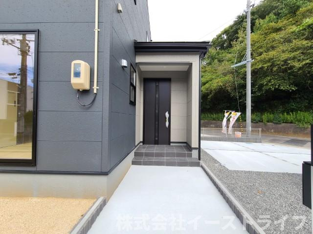【新築戸建】　いわき市小名浜下神白第4　全2棟　長期優良住宅の玄関|同社施工写真　玄関ポーチも完備されています