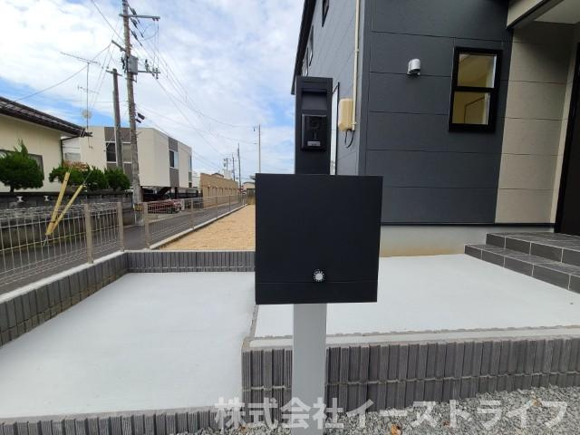 【新築戸建】　いわき市小名浜下神白第4　全2棟　長期優良住宅のセキュリティ|同社施工写真　TVモニター付インターフォンの最大のメリットは、室内モニターから訪問者が誰なのか見ることができる点です。来訪者と直接顔を合わせることなくモニター越しに対応ができるのでとても便利です。