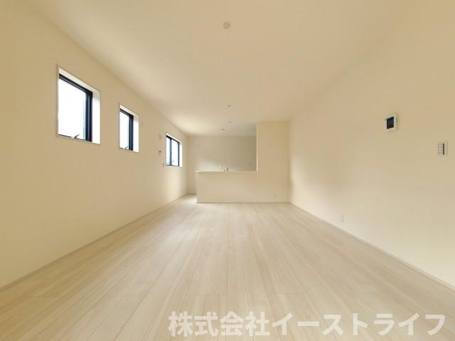 【新築戸建】　いわき市小名浜下神白第4　全2棟　長期優良住宅の居間・リビング|同社施工写真　一日の中で多くの時間を過すことになるリビングダイニングだからこそ、いつも穏やかな空間であることが必然。爽やかな通風と採光を存分に感じる事が出来る空間です。