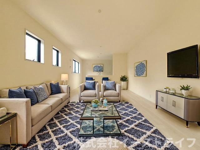 【新築戸建】　いわき市小名浜下神白第4　全2棟　長期優良住宅の居間・リビング|同社施工写真のLDKに家具を配置したイメージ画像です。
※本画像はCGで作成しており、実際に現地に 家具は置かれておりません。また、価格に 家具は含まれておりません。