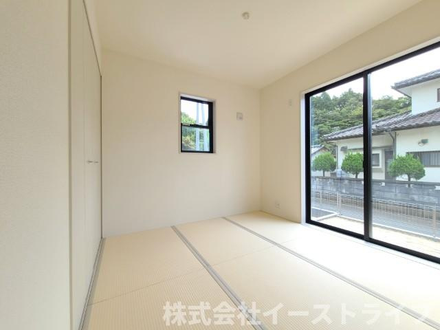 【新築戸建】　いわき市小名浜下神白第4　全2棟　長期優良住宅の和室|同社施工写真　リビングからの続き和室は、小さなお子様がいるご家庭ではキッズスペースやおむつ替えスペース、そしてお昼寝スペースなどにも重宝します。