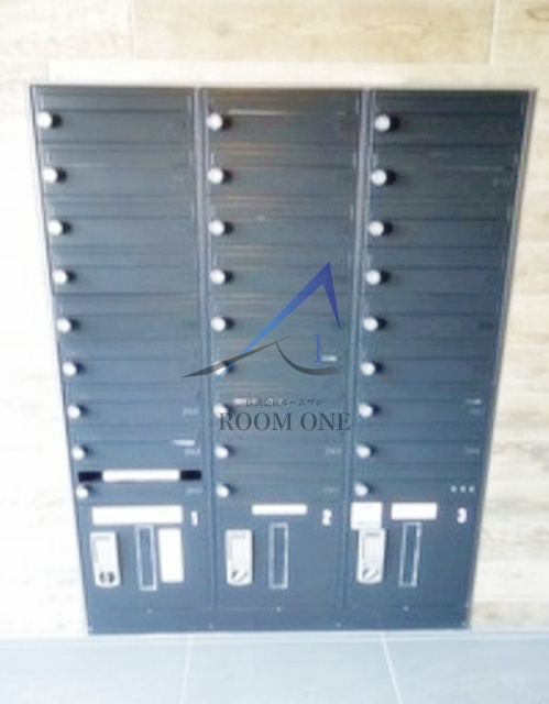 HY's dilettoのその他共用部分|集合ポストと宅配ボックスです。