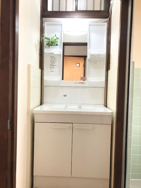 大阪府寝屋川美井町　戸建の洗面所|脱衣スペースもあります