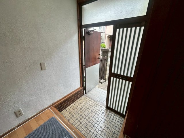 枚方市野村元町の一戸建ての玄関|落ち着いた玄関です