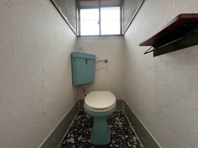 枚方市野村元町の一戸建てのトイレ|落ち着いた色調のトイレです