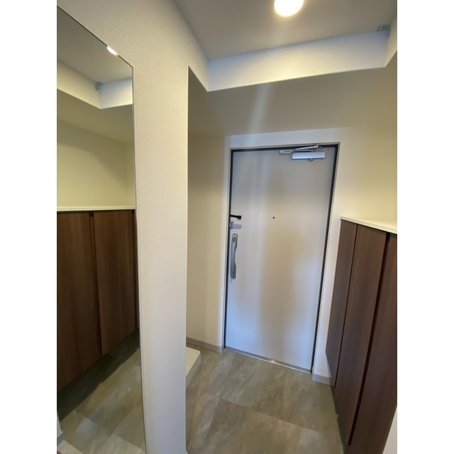 ワールドアイ大阪城EASTアドバンスの玄関|明るい玄関です