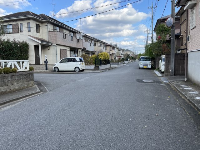 八街市吉倉263中古戸建ての前面道路含む現地写真