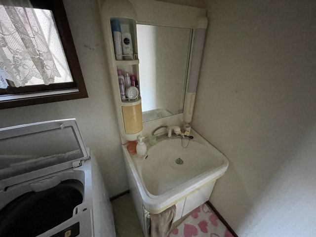 八街市吉倉263中古戸建ての独立洗面台
