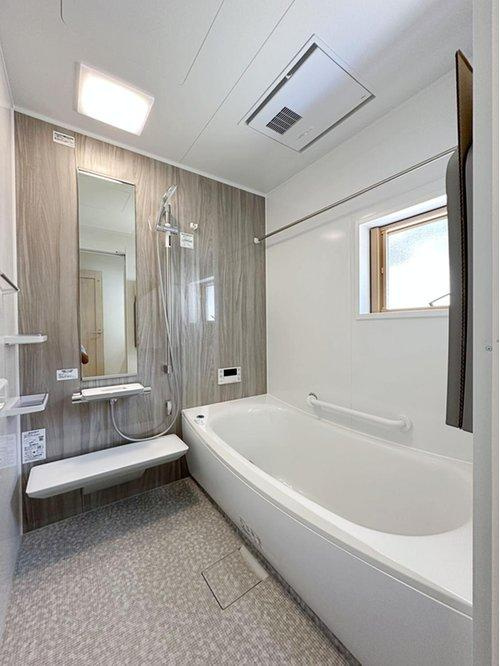 安佐南区八木6丁目の浴室|浴室乾燥機気付き1坪タイプの浴室☆
ユニットバスは、気密性にも優れています。そのため、冬場でもお湯が冷めにくく、暖かい空間を維持することができます。