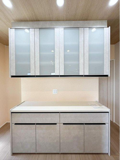 安佐南区八木6丁目のキッチン|収納力のある大型カップボード☆
備え付けのため耐震性が高く地震の際にも倒れてくる心配はありません♪
キッチンと同じカラーリングのため統一感もあります！