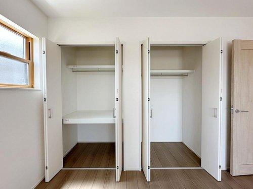 安佐南区八木6丁目の収納|全居室収納☆
8帖の主寝室はたくさん収納できる2つのクローゼットです♪