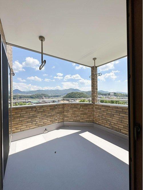 安佐南区八木6丁目のバルコニー|ルーフインナーバルコニー☆
しっかりと屋根があるので急なお天気の変化も安心です♪
