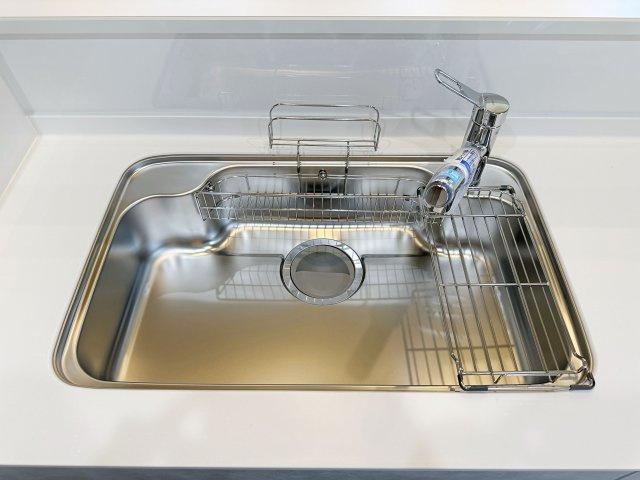 安佐南区八木6丁目のキッチン|浄水機能付きステンレスシンク☆
ステンレスシンクは傷や汚れに強く、お手入れも簡単で使いやすいです♪
さらにワンタッチで浄水に切り替えができる為とても便利です！