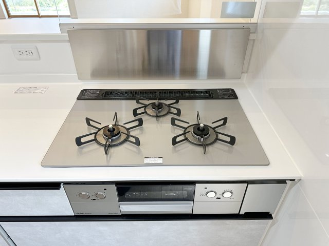 安佐南区八木6丁目のキッチン|都市ガス仕様の3口ガスコンロ☆
高火力のバーナーが使用可能、調理器具を選ばないのがガスコンロ。停電時でも使用可能で安心です♪