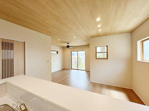 安佐南区八木6丁目の居間・リビング|18帖の広々としたリビング☆
キッチンからはリビング全体を見渡すことができます♪