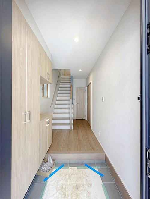 安佐南区八木6丁目の収納|広くて明るい玄関ホール☆
大容量のシューズボックスもある為、靴もたくさん収納が可能です♪