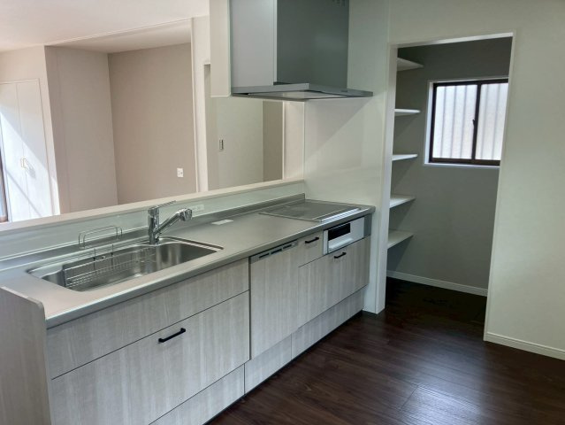 宇多津町津の郷　LDK19.3帖のリフォーム戸建のキッチン|ダイニングキッチン（リフォーム前）リフォーム後に６帖の洋室になります。