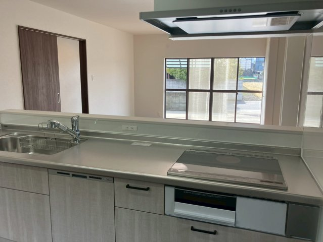宇多津町津の郷　LDK19.3帖のリフォーム戸建のキッチン|対面式キッチンでリビングが見渡せます。