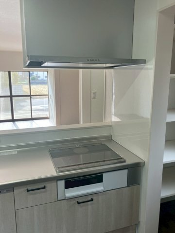 宇多津町津の郷　LDK19.3帖のリフォーム戸建のキッチン|IHコンロでお手入れがらくらく♪