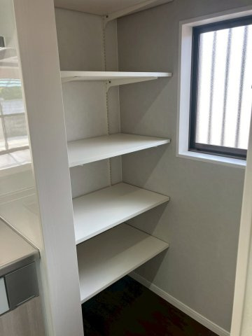 宇多津町津の郷　LDK19.3帖のリフォーム戸建の収納|キッチン奥のパントリーは豊富な収納スペースです。