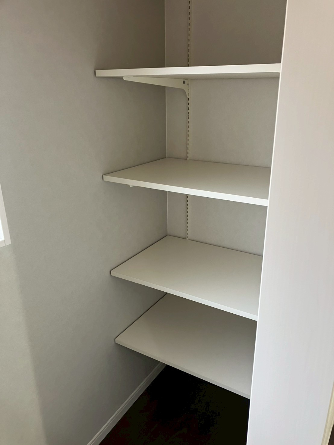 宇多津町津の郷　LDK19.3帖のリフォーム戸建の収納|キッチン奥のパントリーは豊富な収納スペースです。