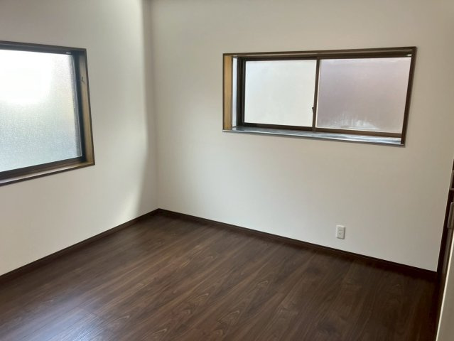 宇多津町津の郷　LDK19.3帖のリフォーム戸建の洋室|１階奥の洋室です。