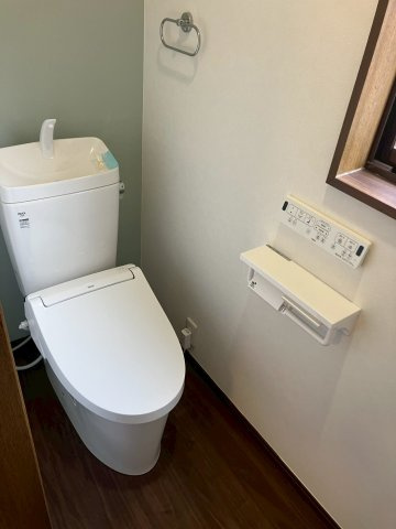 宇多津町津の郷　LDK19.3帖のリフォーム戸建のトイレ|１階トイレは、リモコン式のウォシュレット付きです。