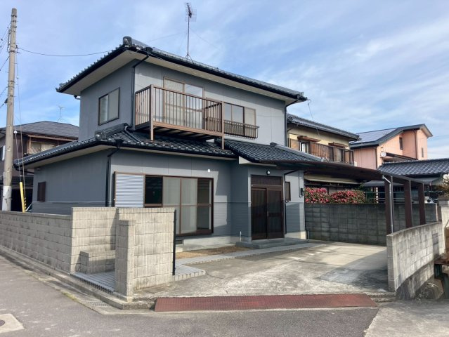 宇多津町津の郷　LDK19.3帖のリフォーム戸建の外観|外壁・屋根塗装リフォーム済です！お庭周りもすっきりして生まれ変わりました。