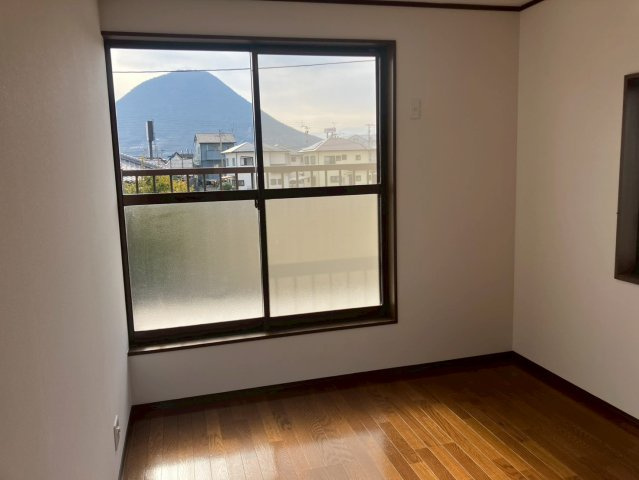 宇多津町津の郷　LDK19.3帖のリフォーム戸建の洋室|２階洋室からはベランダに出入りできます。